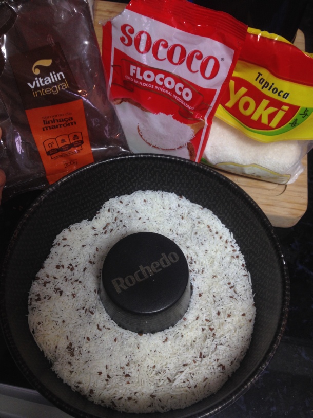 Misture os ingredientes secos ( Tapioca Granulada + Coco ralado + Linhaça)