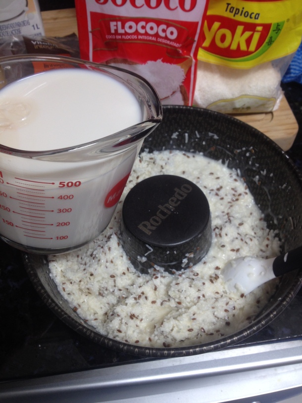 Adicione o leite quente e misture muito bem, reserve até esfriar e em seguida leve para gelar